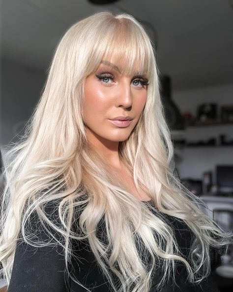 50 Bottleneck Bangs Will Be Everywhere In 2023 Platinum Blonde Hair With Fringe, Platinum Hair With Bangs, Platinum Bangs, Blonde Hair With Fringe, Platinum Hair Extensions, Bottleneck Bangs, Blonde Fringe, Long Platinum Blonde, Blonde Bangs