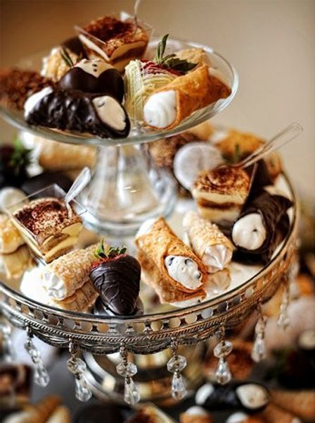 The Ultimate Guide to Italian Wedding Traditions | Team Wedding Blog #wedding #teamwedding #weddingfood Fairytale Picnic, Dessert Cannoli, Italian Wedding Traditions, Halloween Food Appetizers, Reception Food, Dessert Aux Fruits, Italian Dinner, Dessert Display, Dessert Buffet