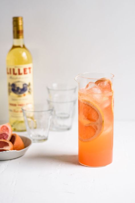 A pitcher cocktail is the perfect addition to any summer party! Try this Grapefruit-Lillet Spritzer thenewbaguette.com #cocktails #lillet #cocktailrecipes #summerpartyideas Shrimp Boil Party, Pitcher Drinks, Pitcher Cocktails, Grapefruit Cocktail, Italian Dinner Party, Cocktail Pitcher, Healthy Plant Based Recipes, Fancy Drinks, Coffee Cocktails