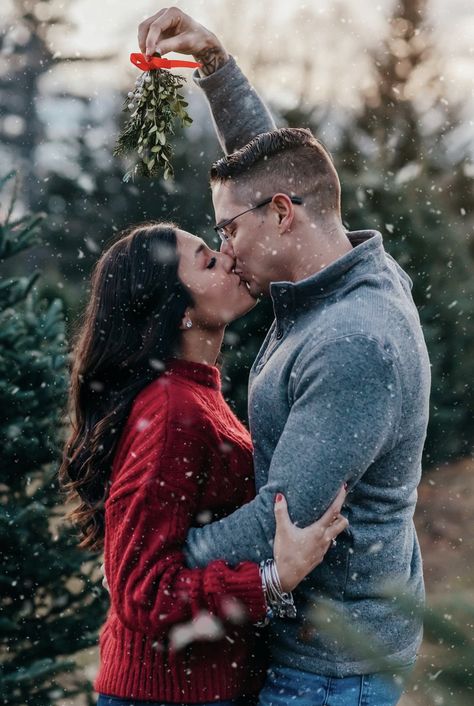 Poses For Couples Christmas Photoshoot, First Christmas Married Photoshoot, Take Your Own Christmas Pictures, Cute Couple Christmas Photoshoot, Christmas Pics Couples, Christmas Family Photo Shoot Ideas, Mini Christmas Photo Shoot, Couple’s Christmas Pictures, Christmas Photo Shoot At Home Ideas