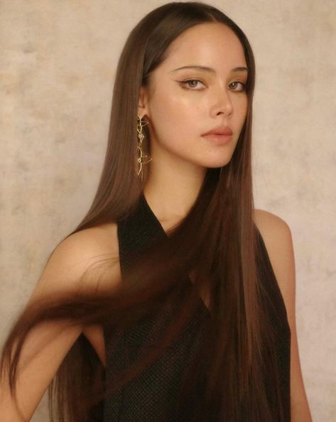 Yaya Urassaya Icons, Boy And Girl Friendship, Yaya Urassaya, Classy Makeup, Urassaya Sperbund, Makeup Artist Tips, Self Portrait Poses, Beach Photography Poses, Edgy Makeup