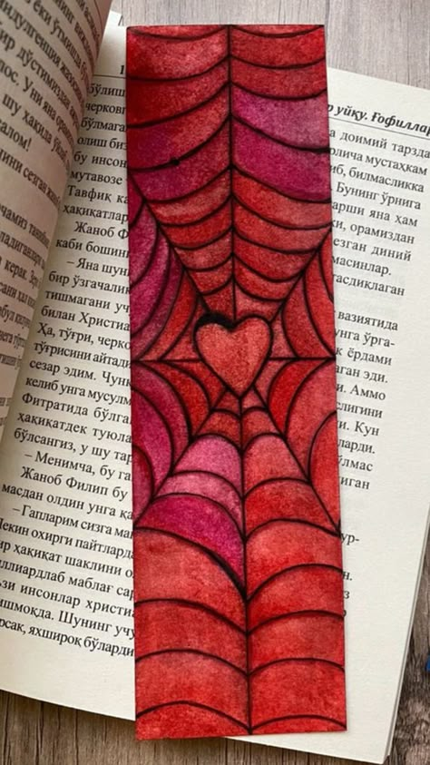 🫀 Bookmark Crochet, Handmade Bookmarks Diy, Bookmarks Diy, Creative Bookmarks, Instruções Origami, Bookmark Craft, Bookmark Ideas, Handmade Bookmarks, Art Journal Therapy