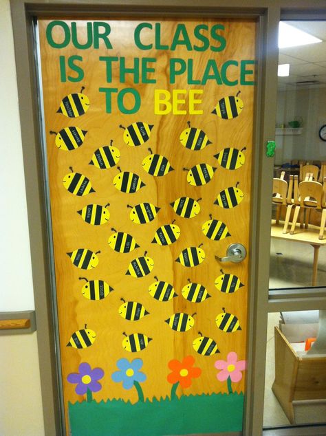 Spring Door Decorations, Kindergarten Door, Spring Classroom Door, Preschool Door, Kindergarten Bulletin Boards, Teacher Appreciation Doors, Bulletin Boards Theme, Bee Themed Classroom, Bee Classroom