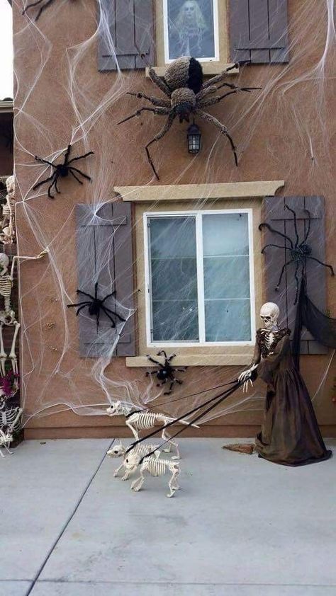 Diy Halloween Window Decorations, Exterior Halloween Decorations, Outdoor Window Decor, Halloween Window Decorations, Halloween Diy Outdoor, Dollar Tree Halloween, Halloween Kunst, Halloween Mantel, Halloween Decorations Diy Outdoor