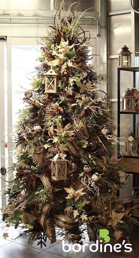 Rosegold Christmas Tree Theme, Lanterns On Christmas Tree, Woodsy Christmas Tree Ideas, Rustic Woodland Christmas Tree, Woodland Theme Christmas Tree, Woodsy Christmas Tree, Woodsy Christmas Decor, Lantern Christmas Tree, Woodsy Christmas