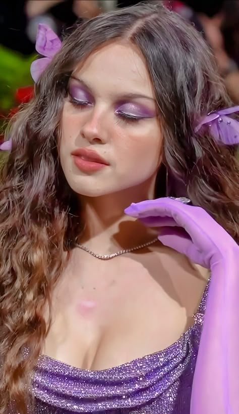 Olivia Rodrigo Purple Eyeshadow, Lilac Aesthetic Makeup, Lavander Dress Makeup Ideas, Olivia Rodrigo Purple Makeup, Oliva Rodrigo Makeup, Girly Pop Makeup, Makeup Looks For Lavender Dress, Olivia Rodrigo Guts Tour Makeup, Makeup With Lavender Dress