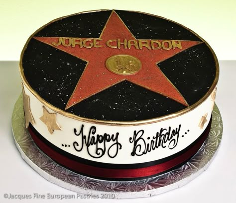 Hollywood Star Cake Hollywood Cake, Movie Theme Birthday Party, Deco Cinema, Hollywood Birthday Parties, Cinema Party, Hollywood Birthday, Movie Night Birthday Party, Movie Cakes, Star Cake