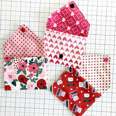 Sewing Closures Ideas, Valentine Sewing Projects, Fabric Envelopes, Valentines Envelopes, Envelope Tutorial, Fabric Envelope, Start Sewing, Triangle Ruler, Fabric Christmas Ornaments Diy