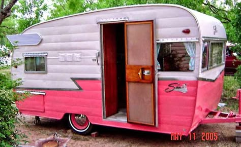 Pink Trailer, Retro Trailers, Camper Vintage, Shasta Trailer, Shasta Camper, Chuck Box, Vintage Camper Remodel, Old Campers, Vintage Rv