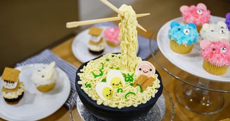 Surprise! This bowl of ramen noodles is actually a fun fake-out cake. S Mores Cupcakes, Black Frosting, Decorate A Cake, Smores Cupcakes, Ramen Noodle Bowl, Bowl Of Ramen, Bear Cupcakes, Chocolate Sticks, Yellow Candy