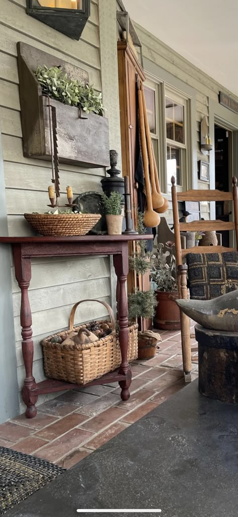 Country Farmhouse Front Porch, Small Porch Decorating Ideas, Rustic Porch Ideas, Primitive Porch, Upstairs Ideas, Primitive Gardens, Farmhouse Porches, Country Porches, Pretty Porches