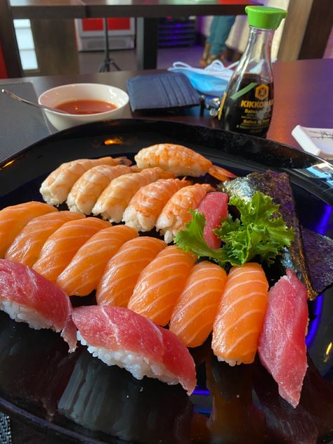 Aesthetic Sushi, Sushi Nigiri, Sushi Time, Sushi Recipes, Japan Food, Food Obsession, Food Illustrations, Pretty Food, Lunch Recipes