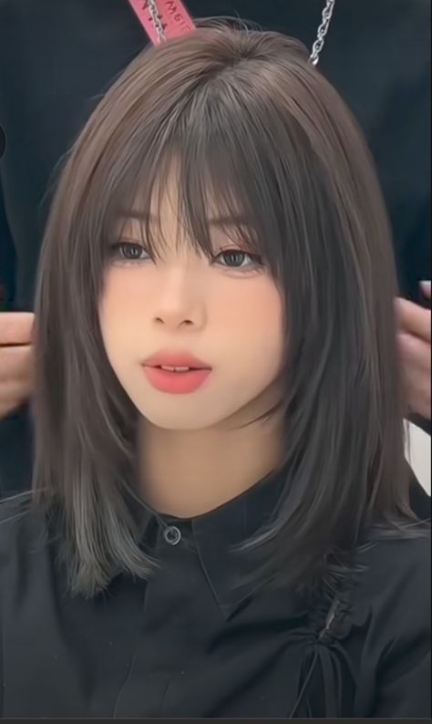 Hime Haircut Medium, Asian Hair Long Bob, Korean Haircut Round Faces, Types Of Bangs For Round Faces, Haircuts For Flat Straight Hair, Momo Haircut, Japanese Haircut Medium, Shoulder Length Hair With Fringe, Haircut No Bangs