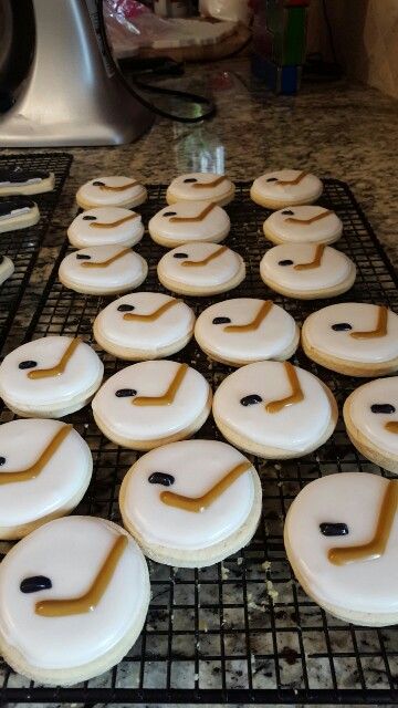 Hockey themed sugar cookies Hockey Puck Cookies, Hockey Themed Cookies, Hockey Sugar Cookies, Hockey Desserts, Hockey Food Party, Hockey Food, Hockey Cookies Decorated, Hockey Cookies, Hockey Pucks Cookies