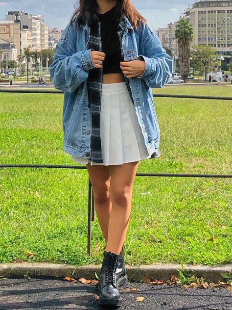 Denim Jacket Outfit Concert, Denim Jacket And Skirt Outfit, Flowy Skirt Outfit, Denim Christmas, Short Skirts Outfits, Jean Skirt Outfits, Skirt Streetwear, Demin Jacket, Denim Jacket Outfit