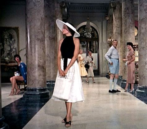 10 movies from the 1950s that every fashion lover should watch: Grace Kelly in To Catch a Thief Grace Kelly Style, To Catch A Thief, Looks Party, 1950s Style, Marmaris, Princess Grace, Movie Fashion, Moda Vintage, 50s Fashion