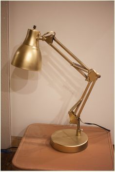 How to spray paint a lamp gold with the best gold spray paint! DIY Vintage gold desk lamp.  #diy Gold Spray Paint Diy, Best Gold Spray Paint, Spray Paint Lamps, Gold Desk Lamp, Desk Lamp Diy, Gold Desk Lamps, How To Spray Paint, Gold Desk, Lamp Diy