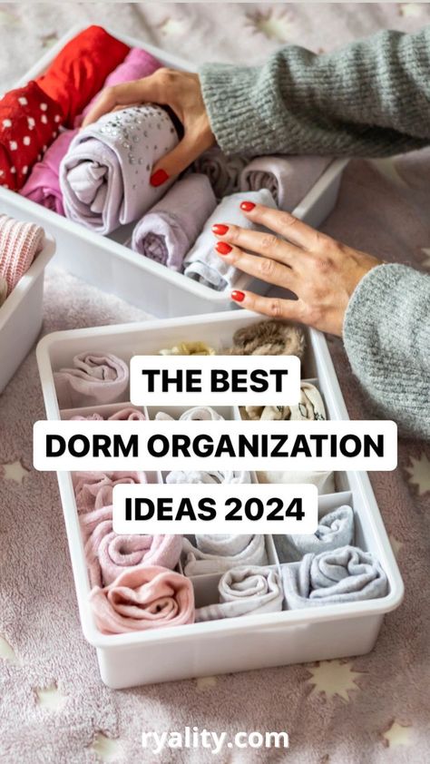 Coming from a college sophomore, these storage dorm organization ideas are so good! They'll help you keep your dorm really organized and tidy Dorm Organization Hacks, Dorm Organization Ideas, Dorm Room Organization Storage, College Dorm Room Organization, Dorm Packing, Dorm Room Kitchen, College Dorm Organization, Closet Room Organizer, First Apartment Tips