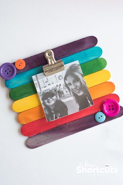 This easy kids craft is so much fun! Learn how to make a DIY Popsicle Stick Picture Frame quickly and easily. Add magnets to stick it on the fridge! Mother’s Day Popsicle Stick, Stick Picture Frame, Popsicle Stick Picture Frame, Diy Popsicle Stick Crafts, Diy Popsicle, Diy Photo Frames, Summer Craft, Mothers Day Crafts For Kids, Popsicle Stick Crafts