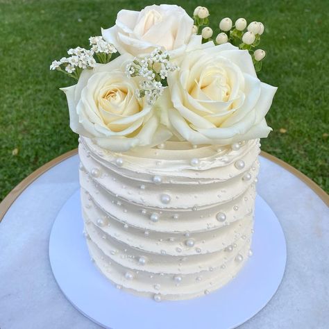 Bridal Shower Cake With Pearls, Wedding Cake With Edible Pearls, Pearl Wedding Anniversary Cake, Wedding Cake Pearls And Flowers, Simple Pearl Wedding Cake, Pearl Cake Wedding, White Cake With Pearls, Pearl Cake Design, Pearl Anniversary Cake