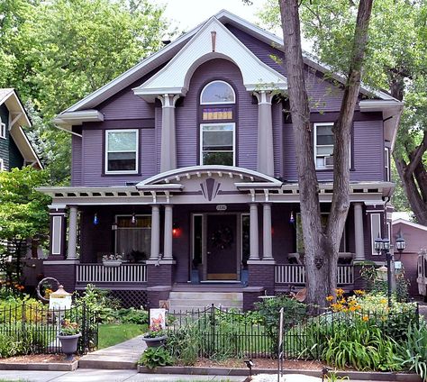 Wow this purple house is awesome! and really, really purple!! Purple House, Lavender Cottage, Purple Door, Purple Home, Purple Reign, All Things Purple, Old House Dreams, Exterior House Colors, Pretty House