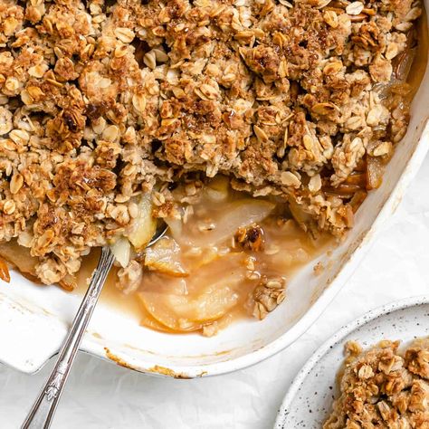 Easy Pear Crisp, Oatmeal Apple Crisp, Asian Pear Recipes, Pear Crumble Recipe, Apple Crisp With Oatmeal, Oat Crumble Topping, Oatmeal Apple, Pear Crisp, Pear Crumble