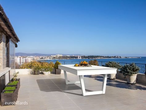 Sous le plateau de la table se dissimule le billard je de billard américain prêt à jouer par tous les temps, au bord de la mer comme en ville ou à la montagne. Chacun des éléments qui compose le billard est spécifiquement traité pour resister aux alea de la météo. Plein Air, Convertible, Design