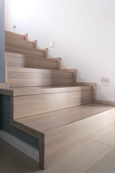 Modern Wood Stairs, Staircase Lighting Ideas, Loft Staircase, Timber Stair, Stairs In Living Room, House Staircase, Flooring For Stairs, Wood Staircase, Stairway Design