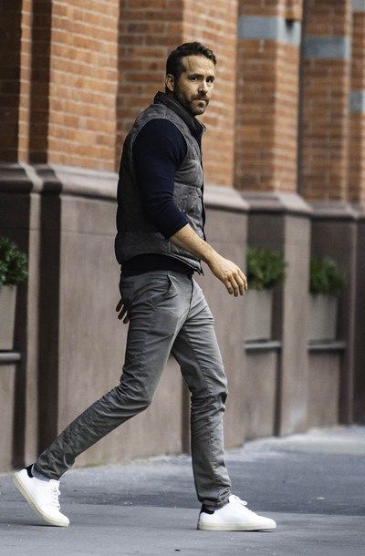 ryan-reynolds-estilo-masculino-galeria11 Ryan Reynolds Style, Saint Laurent Sneakers, Smart Casual Menswear, Slim Fit Mens Shirts, Male Celebs, Man Style, Ryan Reynolds, Men Fashion Casual Outfits, Men's Wear