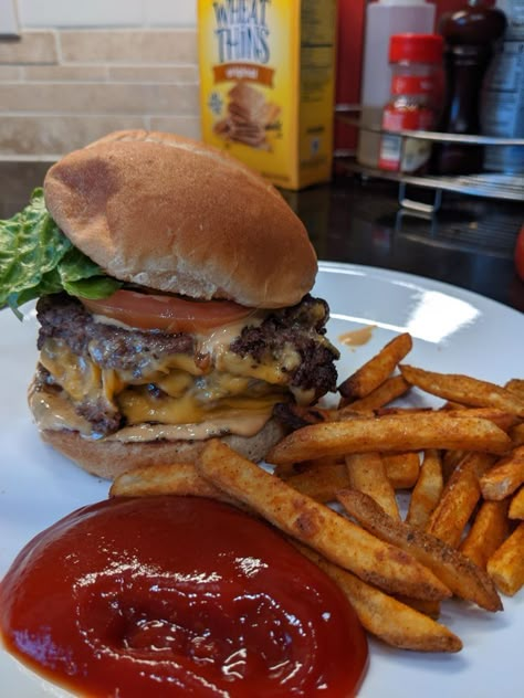 Homemade Burgers And Fries, Homemade Burgers Aesthetic, Burgers And Fries Aesthetic, Butter Chicken Burger, Homemade Burger Aesthetic, Burgers Aesthetic, Burger Pictures, Burger Aesthetic, Burger With Fries