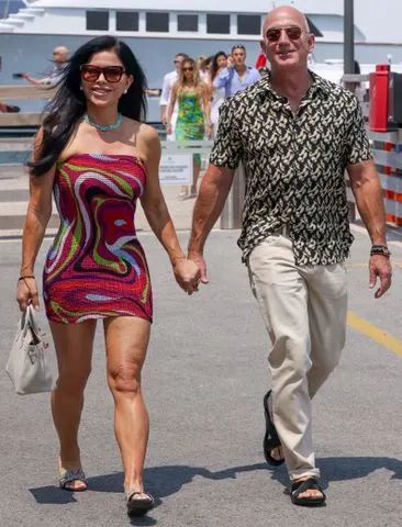 Jeff Bezos and Lauren Sánchez Stroll Hand-in-Hand Through Saint-Tropez amid Engagement Excitement Lauren Sanchez Style, After Engagement, Nude Handbag, Lauren Sanchez, Celebrity Look Alike, Newly Engaged Couple, Jeff Bezos, First Daughter, Disney Films