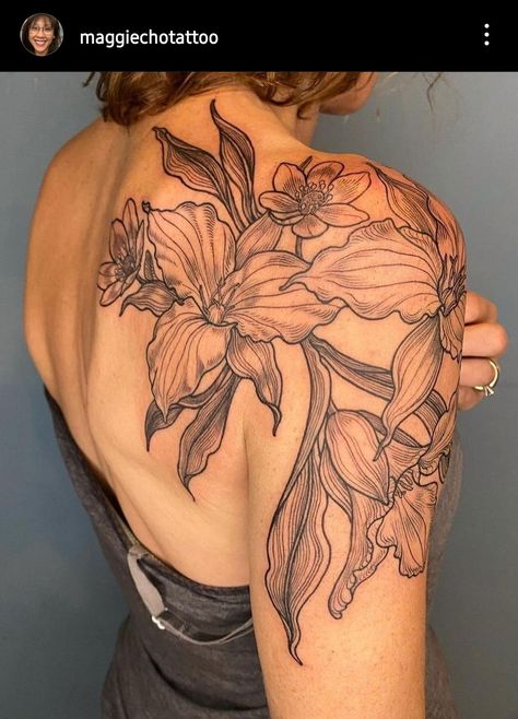 Japanese Flower Tattoo Sleeve, Floral Theme Tattoo Sleeve, Flowy Shoulder Tattoo, Shoulder Tattoos Flowers, Body Botanical Tattoo, Shoulder Lily Tattoo, Back Tattoos Japanese, Shoulder Tattoos Black Women, Big Shoulder Tattoos For Women