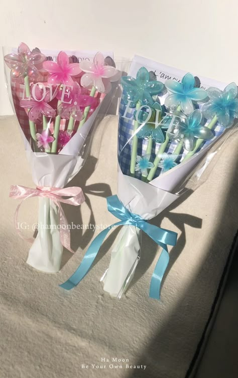 #hairclipbouquet #hairclippers #flowerhairclip #flowerhairpins Claw Clip Bouquet, Flower Clip Bouquet, Body Jewelry Diy, Cool Hair Designs, Funny Birthday Cakes, Diy Gift Set, Easy Diy Jewelry, Hair Accessories Clips, Flower Hair Clip