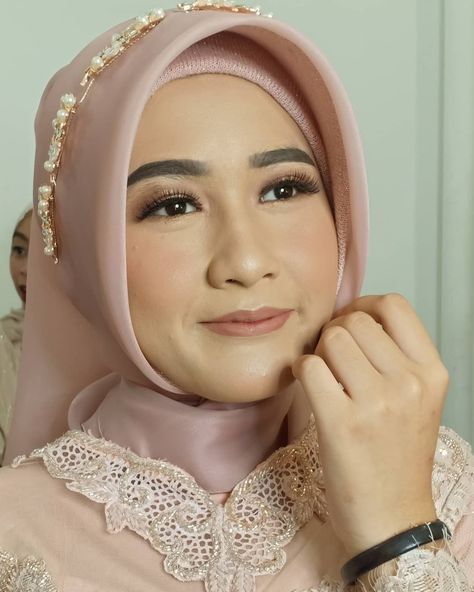 💄 Makeup Pager Ayu for @rumahriassabina... Pager Ayu, Epilator, Dark Eyes, Bright Eyes, Angel Eyes, Pretty Eyes, Laser Hair, Laser Hair Removal, Party Makeup