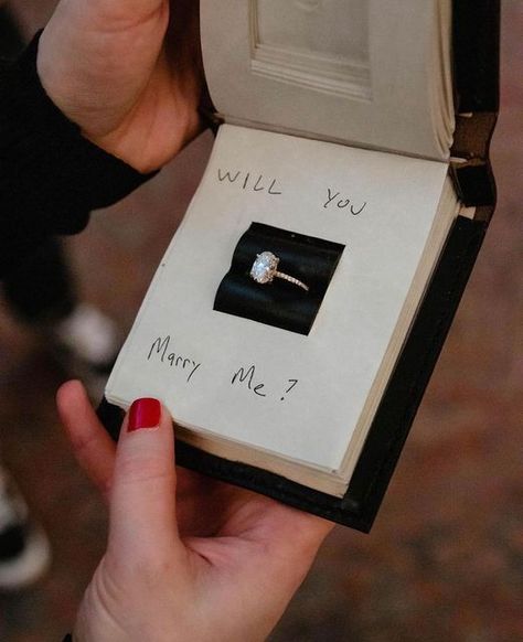 Book Store Proposal, Intimate Wedding Proposal, Bookstore Proposal, Propose Aesthetic, Sweet Proposal Ideas, Proposal Aesthetic Faceless, Proposing To Boyfriend, Romance Manifestation, Proposal Props