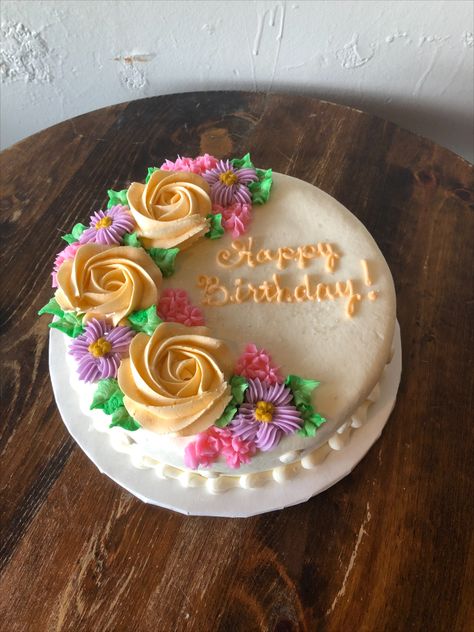 8 Inch Round Cake Decorating Ideas, Floral Round Cake, Basic Birthday Cake Design, Easy Round Cake Decorating Ideas, Round Birthday Cake For Women, Simple Flower Birthday Cake, Simple Round Cake Designs, Floral Cake Design Birthday, Round Cake Designs