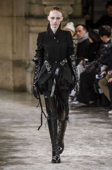 ANN DEMEULEMEESTER COLLECTION Gothic Aesthetic Outfit, Asha Greyjoy, Warrior Fashion, Mode Steampunk, Arte Punk, Goth Corset, Men Fashion Show, Cyberpunk Fashion, Fashion Aesthetics