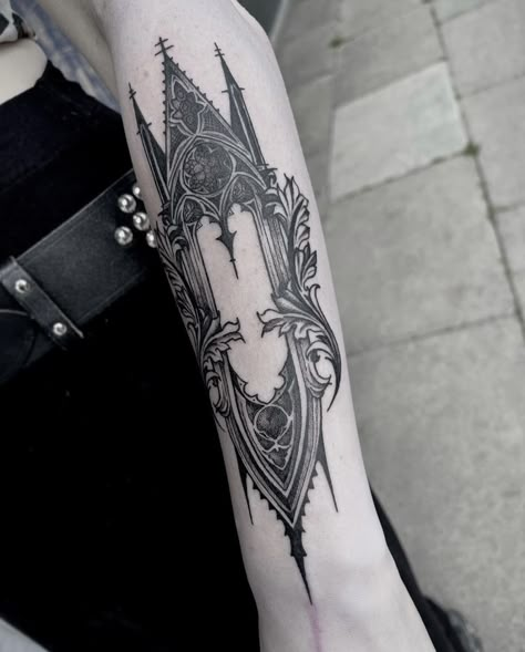 Ornamental Shin Tattoo Design, Cathedral Sleeve Tattoo, Gothic Lace Tattoo, Goth Architecture Tattoo, Castlevania Tattoo Ideas, Tattoo Tibia, Knee Cap Tattoos Women, Gothic Ornament Tattoo, Vampire Slayer Tattoo