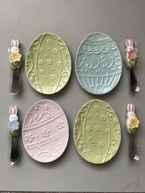 Easter Plates Ceramic, Pottery Easter Ideas, Spring Clay Projects, Ceramic Easter Ideas, Spring Pottery Ideas, Easter Ceramics Ideas, Easter Pottery Ideas, Spring Ceramics, Easter Ceramics