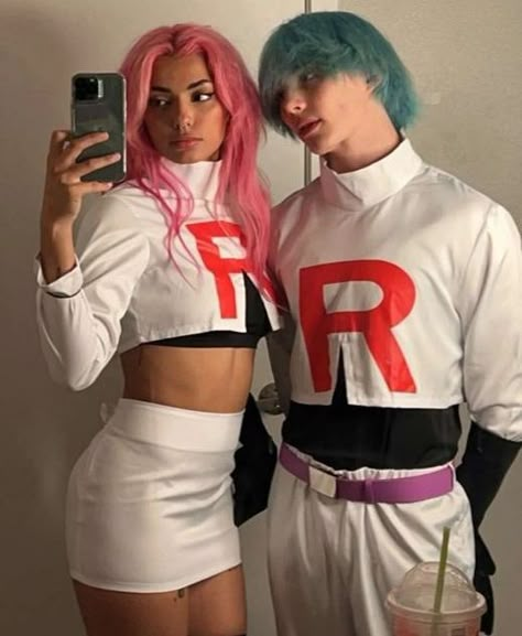 Halloween Consumes Duos, Cosplay For 3 People, 2person Halloween Costumes, Brown Couple Costumes, Matching Costume Couple, Simple Matching Costumes, Duo Halloween Costumes Anime, Jesse And James Team Rocket Costume, Matching Halloween Outfits For Couples