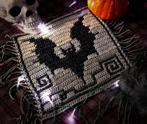 Mosaic Crochet Square, Crochet Pour Halloween, Crochet Bat, Bat Pattern, Mosaic Crochet, Crochet Pillows, Halloween Crochet Patterns, Variegated Yarn, Crochet Motifs