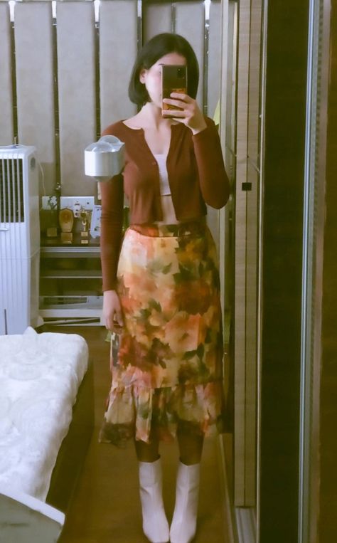 Floral A line knee length skirt, brown cardigan, beige high top boots, short hair Floral Skirt And Cardigan Outfit, White Skirt Ideas, Skirt And Cardigan Outfit, Knee Length Skirts Outfits, Autumn Aesthetic Outfit, Aesthetic Outfits Vintage, Beige Boots, Cardigan Beige, High Top Boots