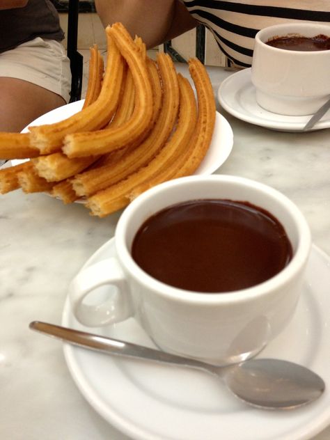 Chocolateria San Gines in Madrid...The best Churros con Chocolate Churros Con Chocolate, Madrid Food, Spanish Food, Madrid Spain, International Recipes, Food Cravings, Pita, Aesthetic Food, Madrid