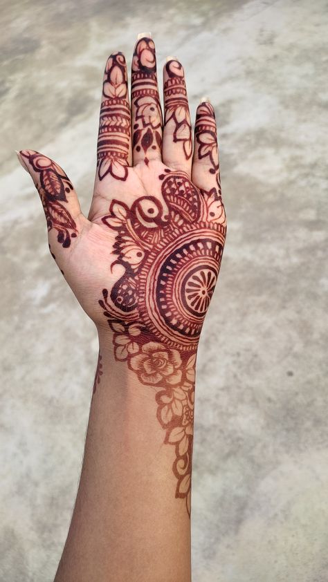 Kashish Core Aesthetic, Mordern Mehandi Design, Minimalist Mehendi Designs, Minimalist Mehendi, Beautiful Simple Mehndi Design, Henna Designs Wrist, Very Simple Mehndi Designs, Mehndi Designs For Kids, Simple Mehndi Designs Fingers