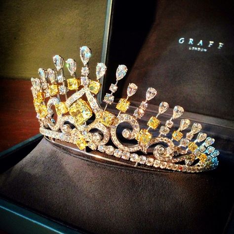 Graff's Yellow & White Multi-shaped Diamond Tiara (284 diamonds, 122.63cts).  Alt pin w/o case in board. Graff Jewelry, Graff Diamonds, Noble Lady, Royal Crowns, Royal Tiaras, Diamond Tiara, Diamond Crown, Sweet 15, Royal Jewels