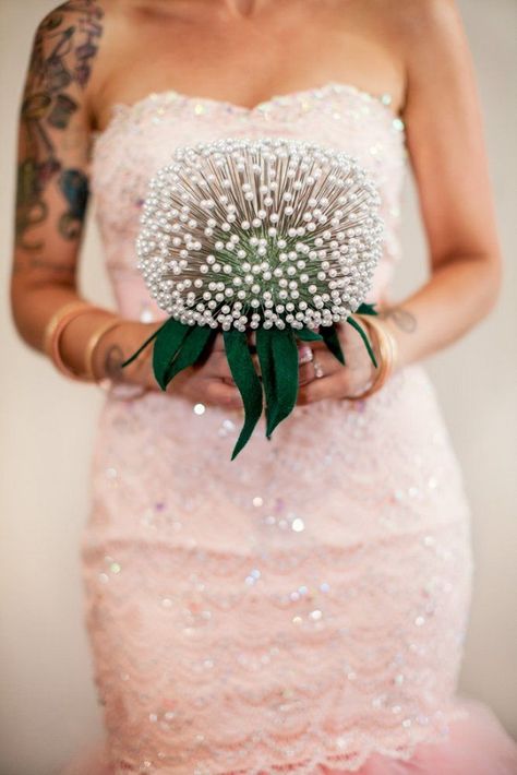 Chilean Wedding, Funky Bride, Dandelion Wedding, Corset Inspiration, Bouquet Alternative, Alternative Wedding Bouquet, Bouquets Ideas, Unique Bridal Bouquets, Unique Wedding Bouquet