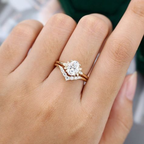 Moissanite Wedding Set, Vintage Gold Engagement Rings, Moissanite Bridal Sets, Detailed Engagement Ring, Vintage Rose Gold, Oval Engagement, Oval Moissanite, Unique Engagement Ring, Curved Wedding Band