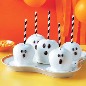 Ghost covered apples Halloween Candy Apples, Halloween Potluck, Pasteles Halloween, Candy Apple Recipe, Halloween Apples, Gourmet Apples, Spooky Candy, Halloween Food Treats, Halloween Treats Easy