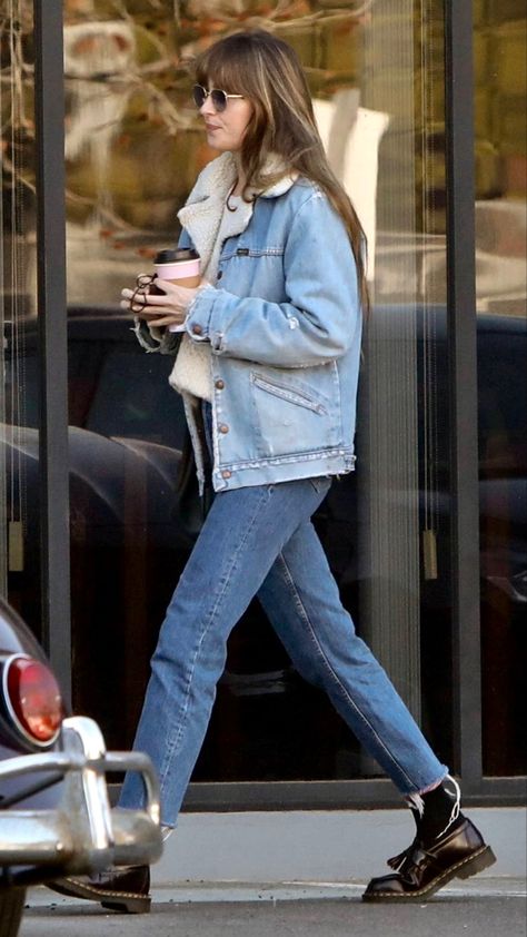 Dakota Outfits, Siren Style, Dakota Johnson Street Style, Loafers And Socks, Straight Leg Jeans Black, Street Style Denim, Dakota Style, Dakota Johnson Style, Denim Jacket Outfit