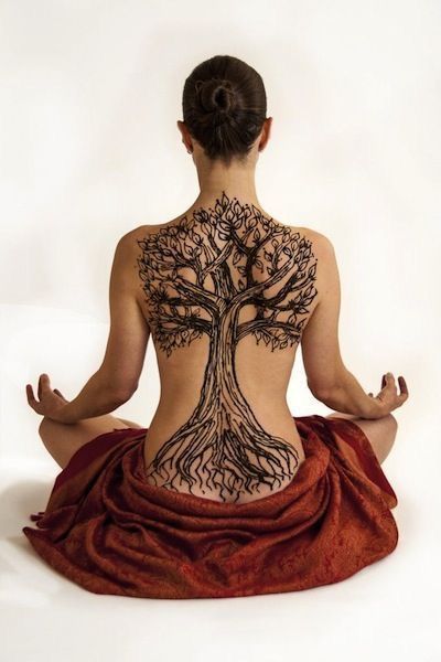 Yggdrasil Tattoo, Back Henna, Tatoo 3d, Tree Tattoo Back, Unusual Tattoo, Henna Body Art, Full Back Tattoos, Tree Tattoo Designs, Back Tattoos For Guys